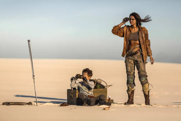 Femme et garçon post-apocalyptiques à l'extérieur dans un désert — Photo