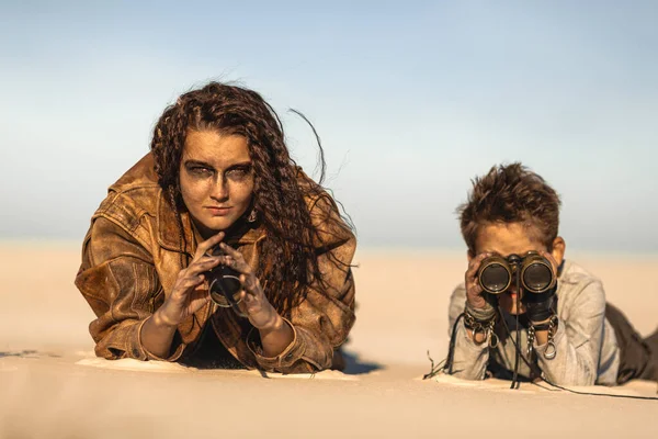 Pós-apocalíptico mulher e menino ao ar livre em um deserto — Fotografia de Stock