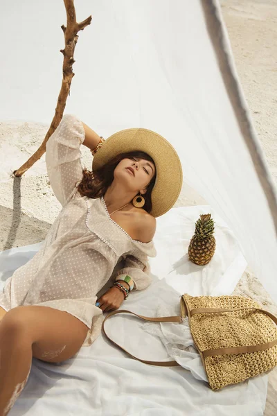 Vrouw rustend op het strand tijdens de vakantie — Stockfoto