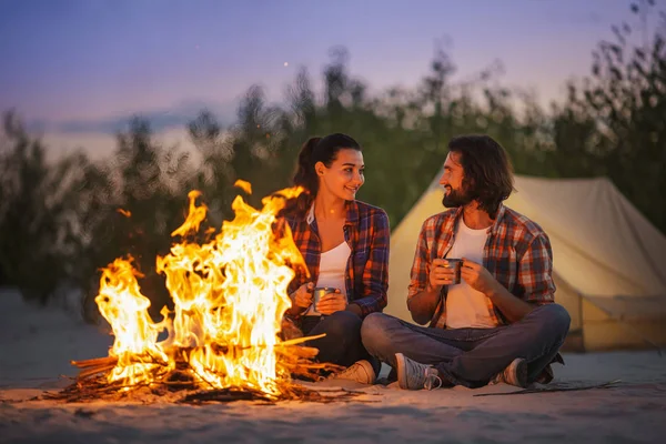 Tourist Couple Camping Near Campfire Outdoors on the Nature — Stock Photo, Image