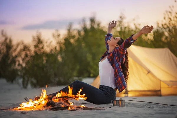 Tourist Woman in the Camp Near Campfire — Stock Photo, Image