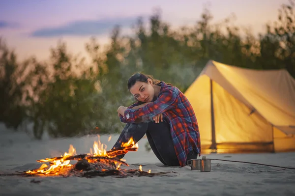 Femme touristique dans le camp près du feu de camp — Photo