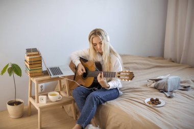 Gir Evde Gitar Çalmayı Öğreniyor