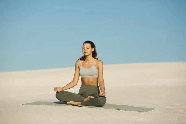 Mulher em meditação Lotus Pose ao ar livre na natureza — Fotografia de Stock