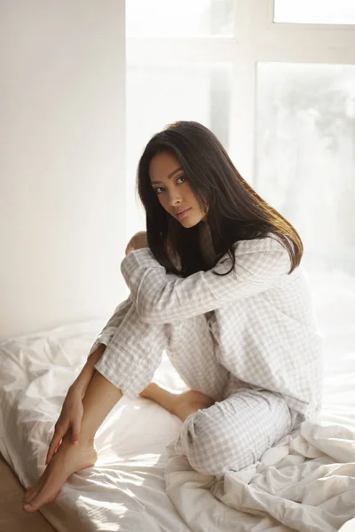 집에서 침대에 앉아 있는 아시아 여자 — 스톡 사진