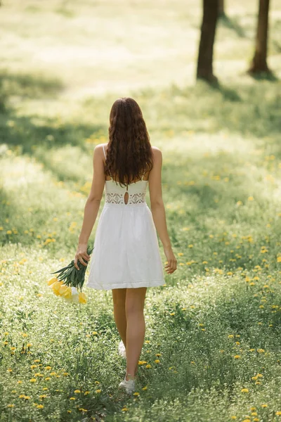 Mulher com Buquê das Flores da Primavera Ao ar livre — Fotografia de Stock