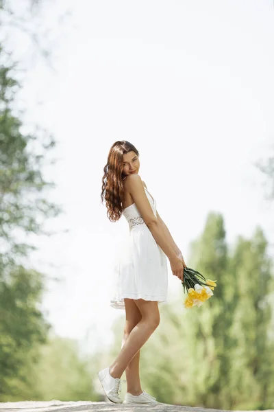 Vrouw met boeket van de lente bloemen buiten — Stockfoto