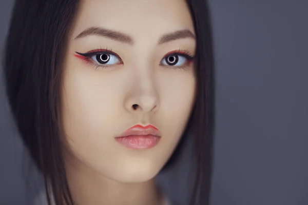 Серйозна азіатська красуня з креативним макіяжем. Портрет крупним планом . — стокове фото
