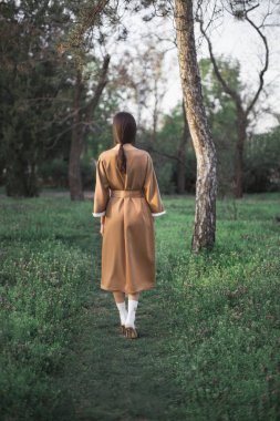 Açık havada geleneksel Japon kimono içinde Asyalı kadın