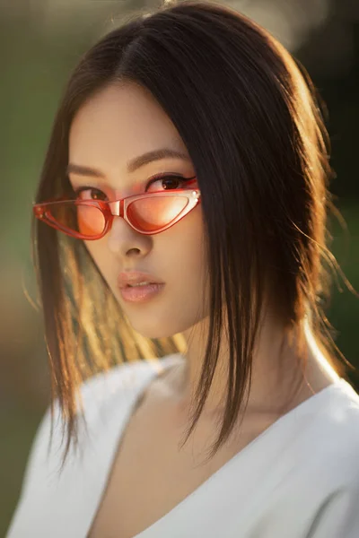 Asiático mulher moda close-up retrato ao ar livre — Fotografia de Stock