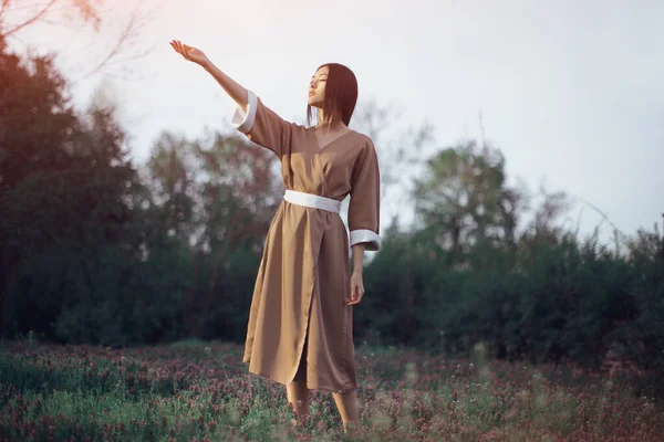 Asiatico donna in tradizionale giapponese kimono all'aperto — Foto Stock