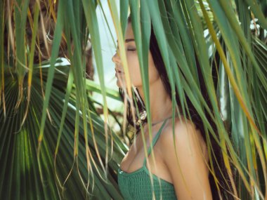 Tropikal ormanda poz güzel kız. Yakın çekim mükemmel portre