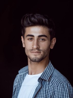 yakışıklı genç adam açık havada