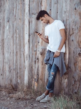 Cep telefonu olan adam.