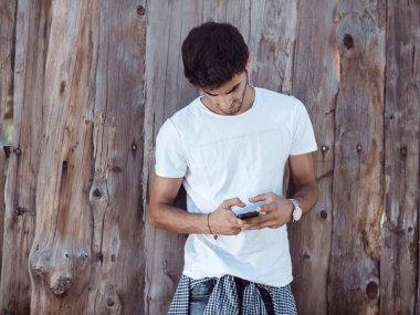 Cep telefonu olan adam.