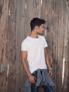 yakışıklı genç adam açık havada
