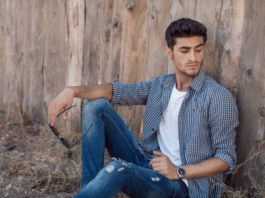 yakışıklı genç adam açık havada