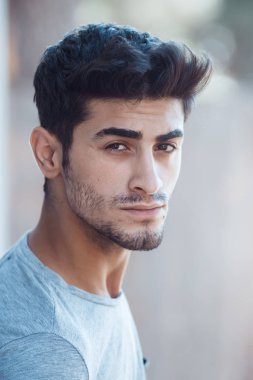 yakışıklı genç adam açık havada