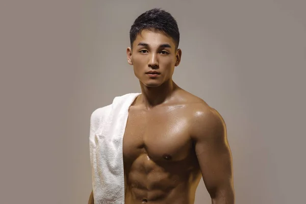 Yorgun Kaslı Asyalı Adam Gri Arkaplan Karşısında