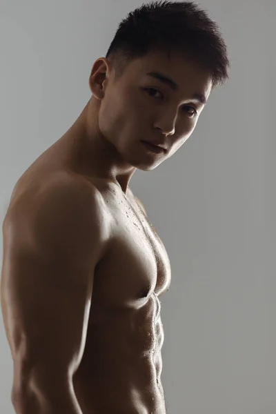 Портрет м'язистого азіатського чоловіка в студії — стокове фото