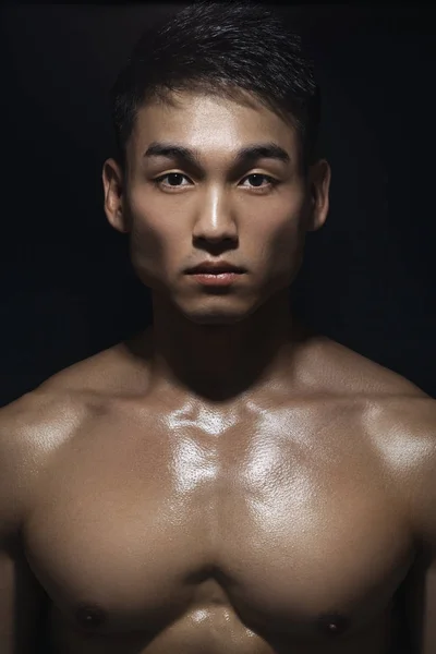 Muotokuva lihaksikas aasialainen mies sisätiloissa studiossa — kuvapankkivalokuva