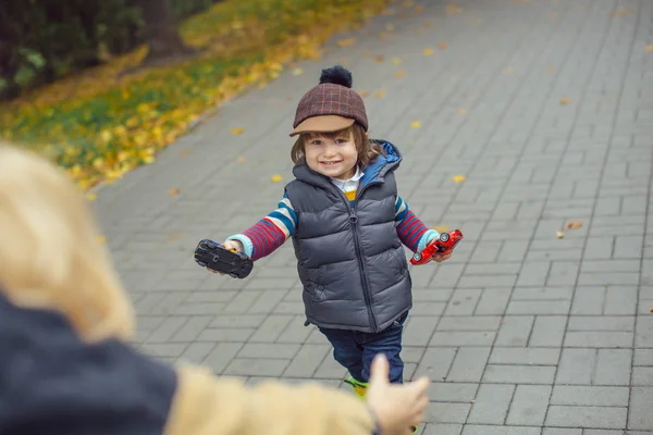 Feliz madre jugando con su hijo en el parque — Foto de Stock