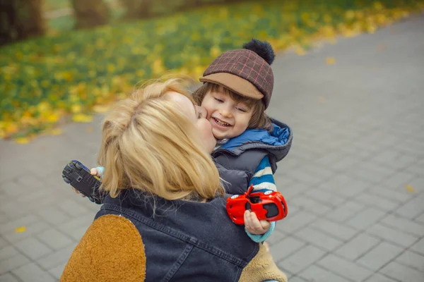 Mãe feliz brincando com seu filho no parque — Fotografia de Stock