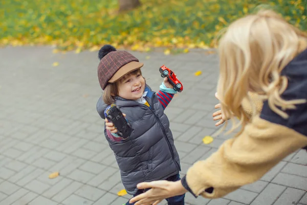 Mãe feliz brincando com seu filho no parque — Fotografia de Stock