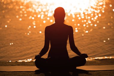 Sahilde Meditasyonda Bir Kadının Silüeti