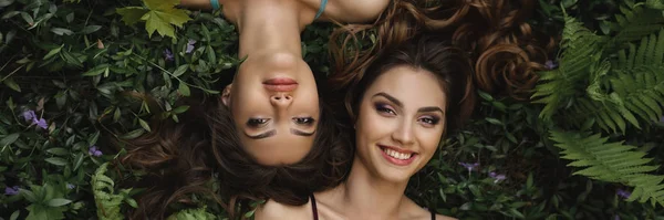 Retrato de belleza de primavera Foto de dos mujeres sobre la naturaleza — Foto de Stock