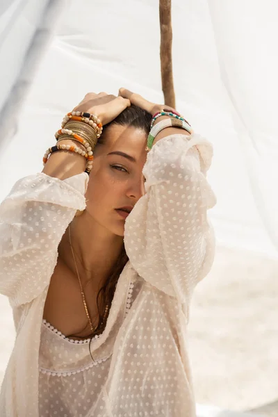 Vrouw rustend op het strand tijdens de vakantie — Stockfoto