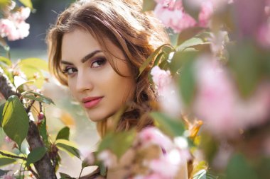 Sakura Ağacı Doğa Üzerine Çiçek açan Kadın