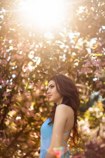 Vrouw bij Blossoming Sakura Tree on Nature — Stockfoto