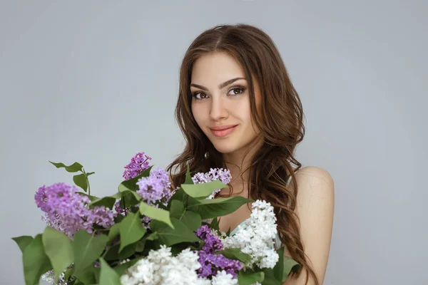 Portré a nő egy csokor tavaszi virág — Stock Fotó