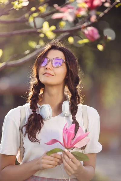 Woman with Flower Outdoors in the City Park — Stock Photo, Image