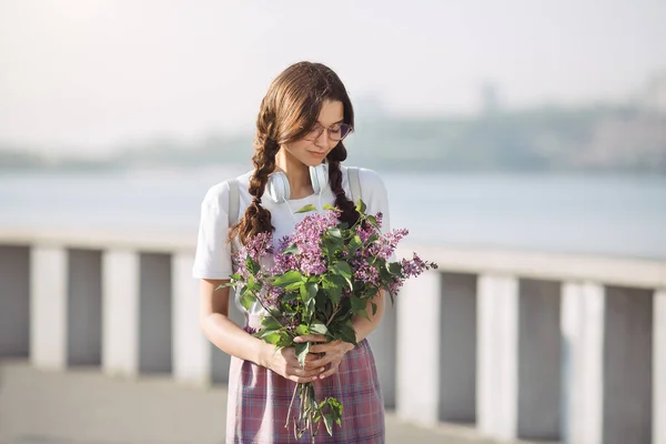 Женщина с букетом цветов на улице Сити — стоковое фото