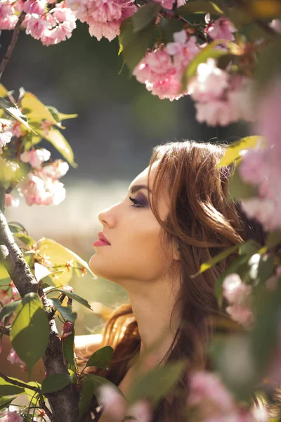 Vrouw bij Blossoming Sakura Tree on Nature — Stockfoto