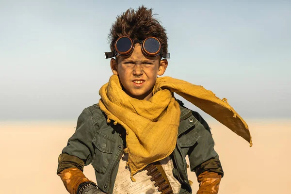 Ragazzo Guerriero post-apocalittico all'aperto in Desert Wasteland — Foto Stock