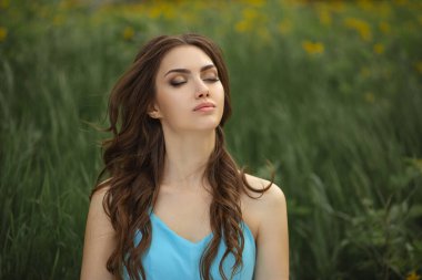 Doğadaki Yeşil Bahar Çayırındaki Kadın