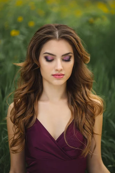 Mujer en el prado verde de primavera en la naturaleza — Foto de Stock