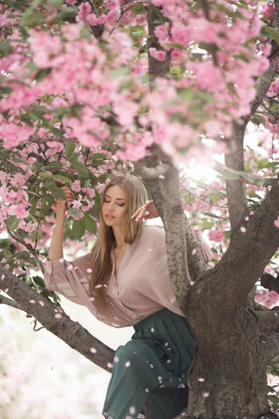 Femme à la floraison Sakura arbre sur la nature — Photo