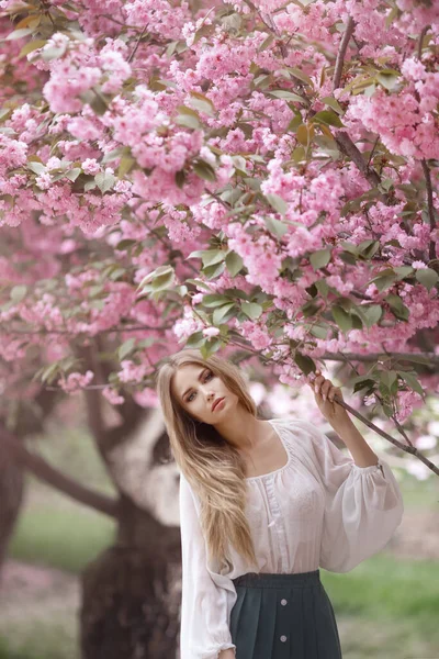Жінка на квітучому дереві Сакура — стокове фото