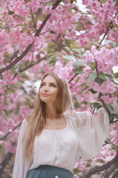 Vrouw bij Blossoming Sakura Tree on Nature — Stockfoto