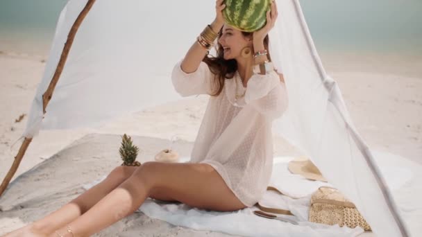 Mujer en la playa tropical comiendo sandía — Vídeos de Stock