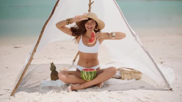 Mujer en la playa tropical comiendo sandía — Vídeos de Stock