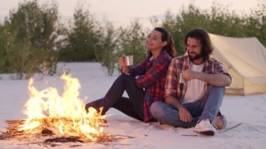 Doğa üzerinde kamp yapan turist çifti.