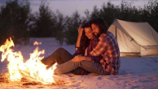 Τουριστικό ζευγάρι κάμπινγκ κοντά Campfire Έξω από τη φύση — Αρχείο Βίντεο