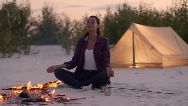 Mujer Turista en el campamento cerca de la fogata — Vídeos de Stock