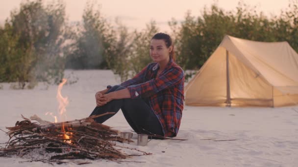 Donna turistica nel campo vicino al fuoco — Video Stock