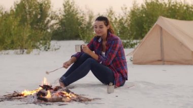 Kamp yapan turist kadın doğa üzerinde kamp kuruyor.